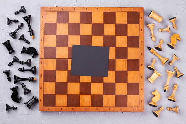 Composición con tablero y piezas de ajedrez
. - Foto, imagen