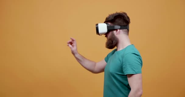 Man with a VR set building or designing new ideas - Metraje, vídeo
