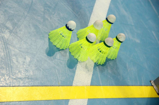 шість яскраво-жовтих потоків на підлозі ігрового поля, крупним планом
 - Фото, зображення