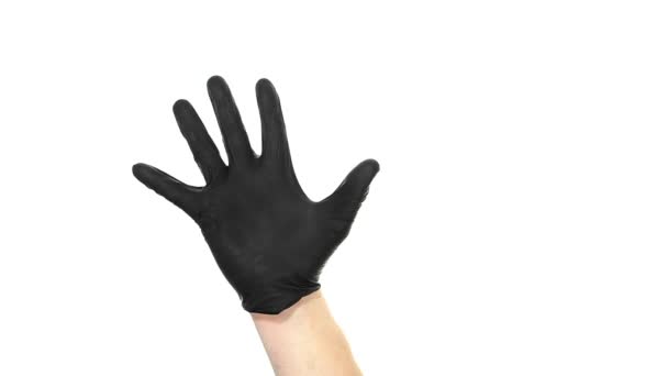 Mano masculina en un guante de goma negro sobre un fondo blanco, muestra 5 dedos y luego los dos
. - Metraje, vídeo