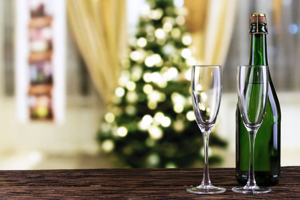 Champagner auf dem Hintergrund des Weihnachtsbaums - Foto, Bild