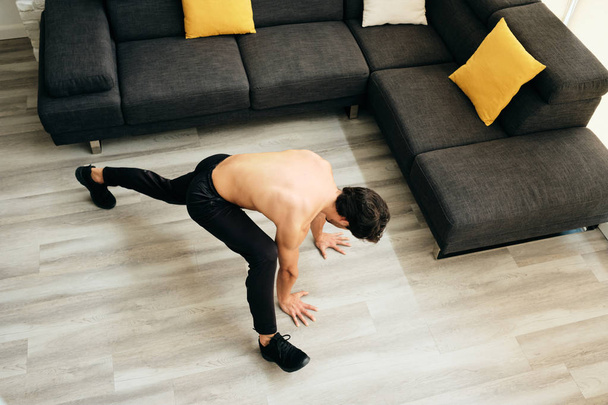 Felnőtt ember képzés has izmok otthon csinál Breakdance Abs - Fotó, kép