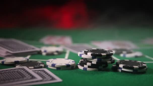 Kortit ja pelimerkit vihreä huopa kasinopöydällä. Abstrakti tausta kopiotilaa. Uhkapeli, pokeri, kasino ja korttipelit teema. Kasino elementtejä vihreä. Valikoiva painopiste
 - Materiaali, video
