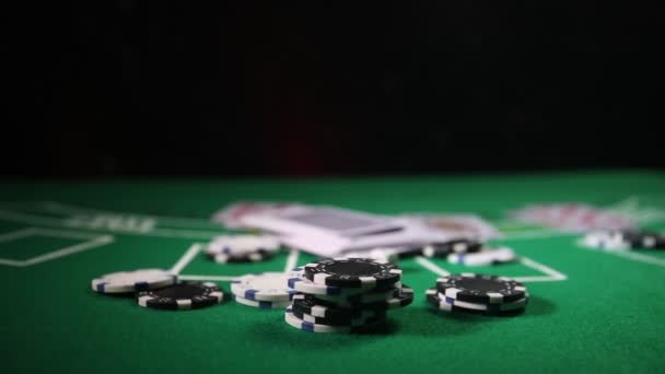 Карты и чипсы на зеленом фетровом столе казино. Абстрактный фон с пространством для копирования. Азартные игры, покер, казино и карты игры тема. Элементы казино на зеленом. Селективный фокус
 - Кадры, видео