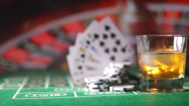 Kaarten en chips op de groene vilt casino tafel. Abstracte achtergrond met kopie ruimte. Gokken, poker, casino en kaarten spellen thema. Casino van elementen op groen. Selectieve aandacht - Video