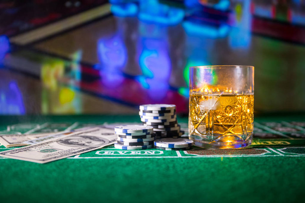 kumar, servet, oyun ve eğlence kavramı - casino fişi ve viski Cam masaya yakın - Fotoğraf, Görsel