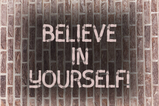 Sanaa kirjoittava teksti Usko itseesi. Liiketoimintakonsepti määrittämiseen Positivity Courage Trust Faith Belief Brick Wall taidetta kuten Graffiti motivoiva puhelu kirjoitettu seinään
. - Valokuva, kuva