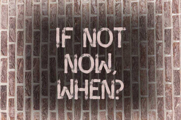 Sanojen kirjoittaminen teksti Jos ei nyt, kun kysymys. Liiketoiminta konsepti Action Deadline Tavoite Aloite Haaste Brick Wall taidetta kuten Graffiti motivoiva puhelu kirjoitettu seinälle
. - Valokuva, kuva