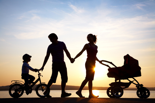 séta a sunset boldog család - Fotó, kép
