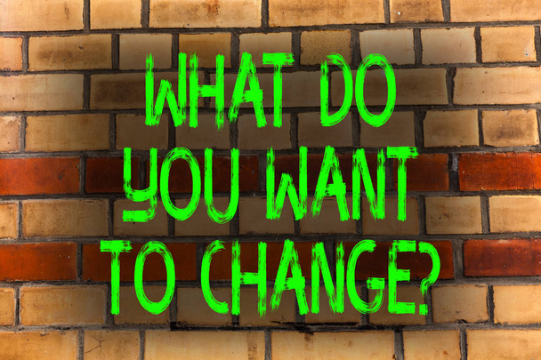 Szöveg írása mit csinál ön akar a Changequestion szó. Üzleti koncepció, stratégiai tervezés határozat cél téglafal művészet mint Graffiti motivációs hívás a falra írt. - Fotó, kép