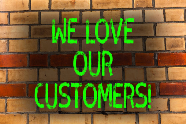 Sana kirjallisesti tekstiä Rakastamme asiakkaitamme. Business käsite Client ansaitsee hyvää palvelua tyytyväisyyttä kunnioittaa Brick Wall taidetta kuten Graffiti motivoiva puhelu kirjoitettu seinään
. - Valokuva, kuva