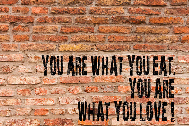 Manuscrito texto escrito Você é o que você come você é o que você ama. Conceito significado Comece a comer comida saudável Brick Wall art como Graffiti chamada motivacional escrito na parede
. - Foto, Imagem