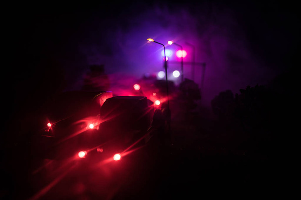 φωτισμού του αυτοκινήτου της αστυνομίας το βράδυ κατά τη διάρκεια ατυχήματος στο δρόμο. Διακόσμηση τραπεζιού έργα τέχνης. - Φωτογραφία, εικόνα
