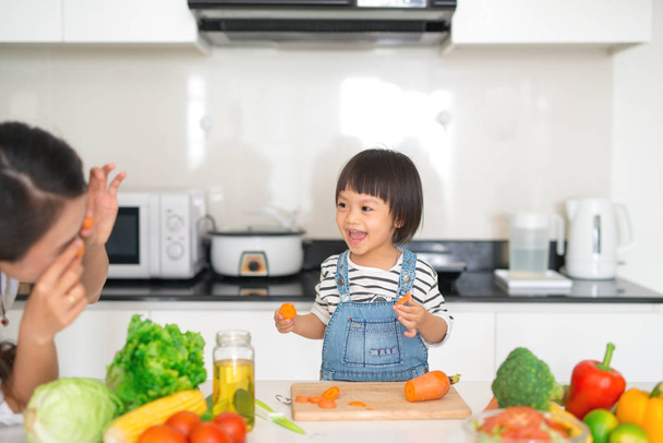 Äiti tyttärensä kanssa keittiössä ruoanlaitto yhdessä - Valokuva, kuva