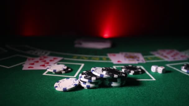 カードとグリーン上のチップ、カジノ テーブルを感じた。抽象的な背景コピー スペース。賭博、ポーカー、カジノ、カード ゲームのテーマ。グリーン上のカジノの要素。選択と集中 - 映像、動画