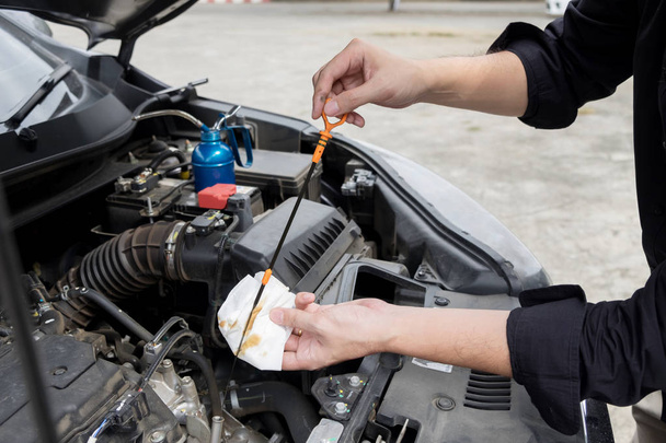 Техническое обслуживание автомобиля ремонта автомобильной концепции, человек проверки автомобиля мех
 - Фото, изображение