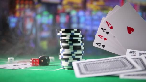 Karty a čipy na zelené cítil kasino tabulky. Abstraktní pozadí s kopie prostoru. Téma hry, hazardní hry, poker, casino a karty. Casino prvky na zelenou. Selektivní fokus - Záběry, video