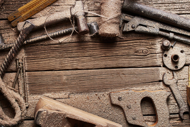 Bricolaje, marco de una pila de herramientas de trabajo antiguas y accesorios en una mesa de madera en el taller. Hazlo tú mismo concepto
. - Foto, imagen