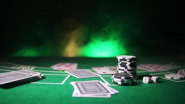 Kortit ja pelimerkit vihreä huopa kasinopöydällä. Abstrakti tausta kopiotilaa. Uhkapeli, pokeri, kasino ja korttipelit teema. Kasino elementtejä vihreä. Valikoiva painopiste
 - Materiaali, video
