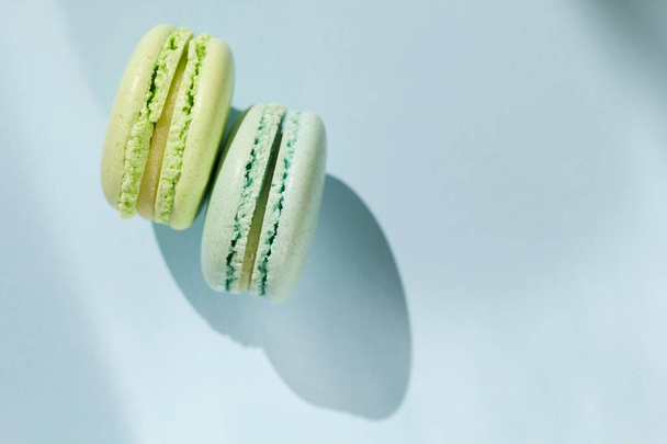 Cake macaron or macaroon from above, colorful almond cookies, pastel colors. - Foto, afbeelding