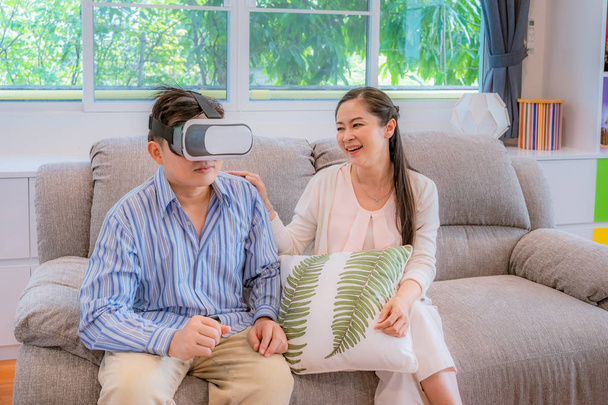Keski-ikäiset parit, miehet yrittävät pelata VR-laseja, naiset nauravat kuin miehet, käsite Ystävänpäivä, onnellinen perhekonsepti
 - Valokuva, kuva