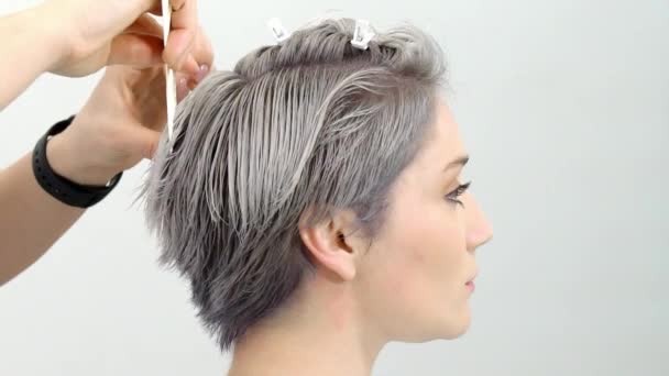 Tarak yavaş hareket yakın çekim kullanarak saç kesimi göster - Video, Çekim