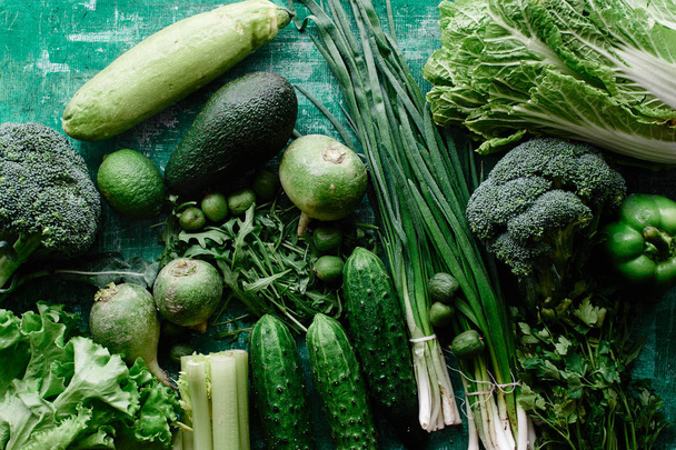 Φρέσκα λαχανικά και φρούτα και χόρτα σε άθλια πράσινο φόντο. Υγιείς διατροφικές έννοια - Φωτογραφία, εικόνα