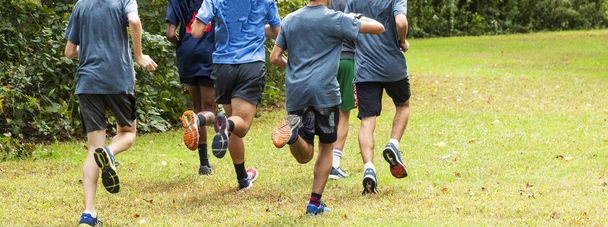 Grupa Liceum biegaczy szkolenia w parku - Zdjęcie, obraz