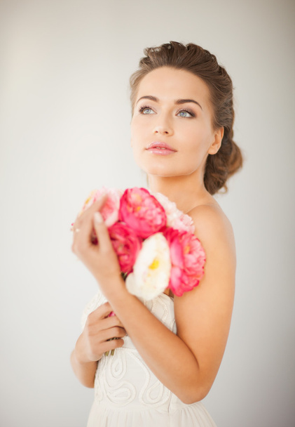 Woman with bouquet of flowers - Zdjęcie, obraz
