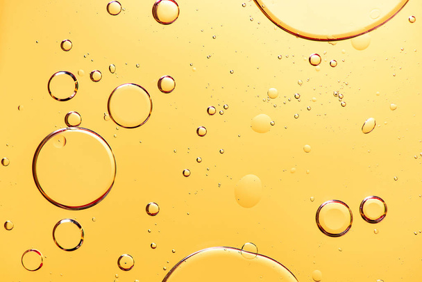 Bella foto macro di goccioline d'acqua sott'olio con un bac giallo
 - Foto, immagini