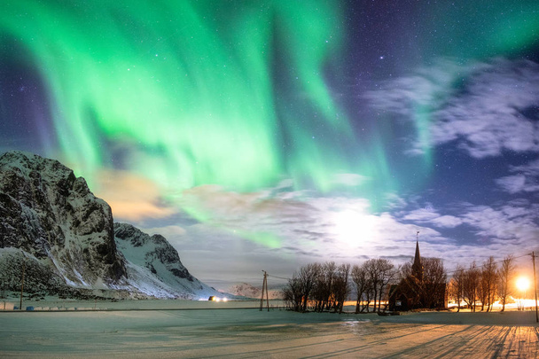 Aurora borealis (Kuzey ışıkları) Hıristiyan chur üzerinde yıldız ile - Fotoğraf, Görsel