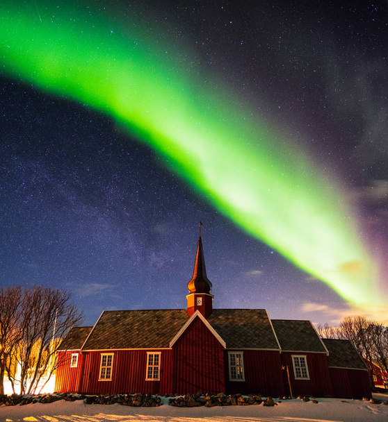Polarlichter mit Sternenhimmel über dem Kirchenasyl bei Nacht - Foto, Bild