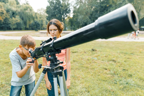 Children looking with interest in a telescope to the sky - Φωτογραφία, εικόνα