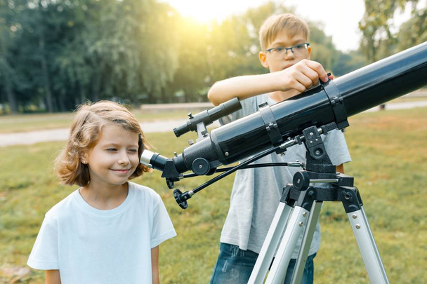 Τα παιδιά αναζητούν με ενδιαφέρον για ένα τηλεσκόπιο στον ουρανό - Φωτογραφία, εικόνα