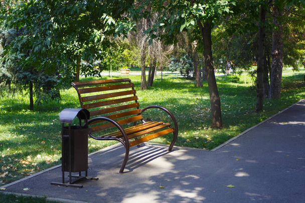 Вид на скамейки в городском парке им. 28 Панфилова в Алматы
. - Фото, изображение