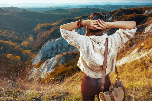 mujer aventura excursionista en Toscana, Italia mirando a la distancia
 - Foto, imagen