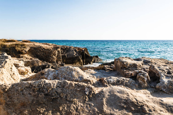 näkymä kivinen rannikko sinivihreä merivesi aaltoja ja valkoinen vaahto
 - Valokuva, kuva