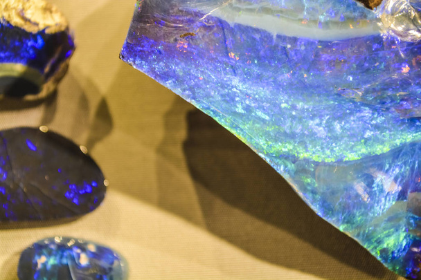 Fond abstrait ou texture d'une pierre dans une section avec un cristal nacré bleu et vert. Matériaux naturels et solides
.  - Photo, image