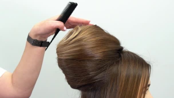 Peluquero profesional demuestra el peinado terminado y completa las enmiendas
 - Imágenes, Vídeo