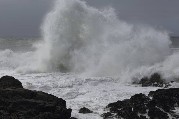 Salpicaduras de olas marinas ásperas
 - Foto, Imagen