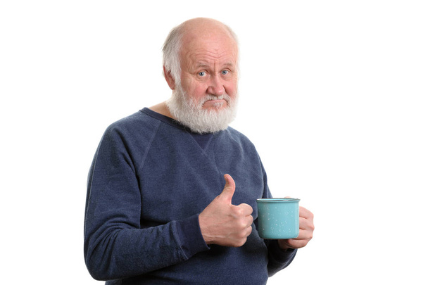悪いお茶やコーヒー表示親指に孤立した白を持つ高齢者男 - 写真・画像