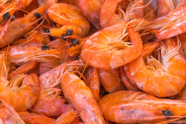 большая красная средиземноморская креветка, приготовленная на ужин
 - Фото, изображение