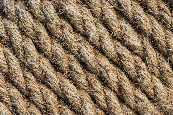 Uma textura padrão horizontal bonita de corda de linho natural amarelo no fundo escuro
 - Foto, Imagem