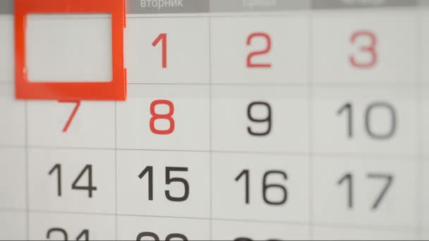 Жінки вручають в офісі зміну дати за настінним календарем
. - Кадри, відео