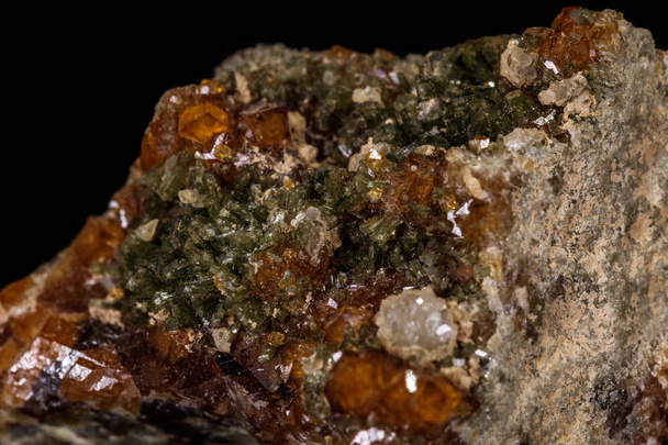 マクロ ミネラル石灰礬柘榴石、ガーネット、黒表現の緑簾石 - 写真・画像