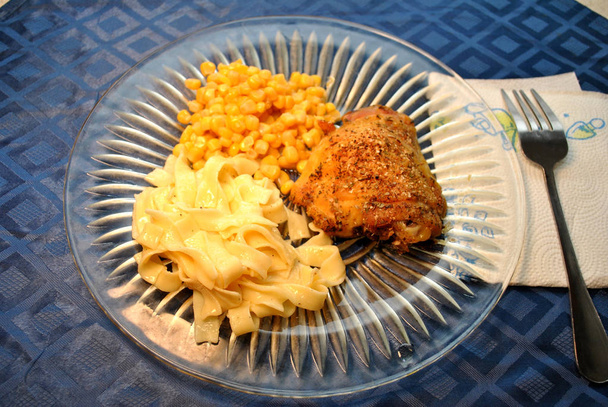鶏肉、麺、およびトウモロコシ ディナー - 写真・画像