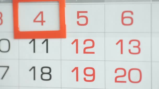 Womans hand in office changes date at wall calendar. Changes 4 to 5 - Footage, Video