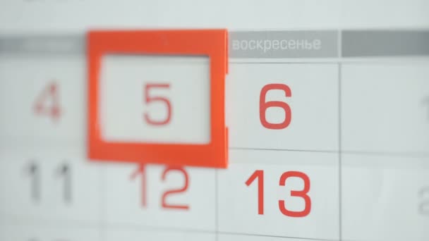 Las mujeres de la mano en la oficina cambia la fecha en el calendario de pared. Cambios 5 a 6
 - Metraje, vídeo