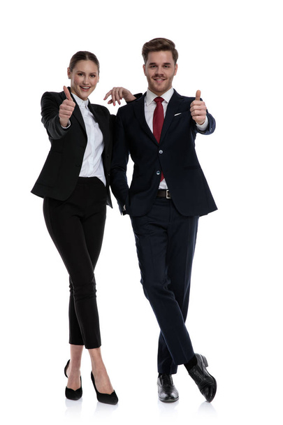 ビジネスのカップルのスーツを親指で好み - 写真・画像