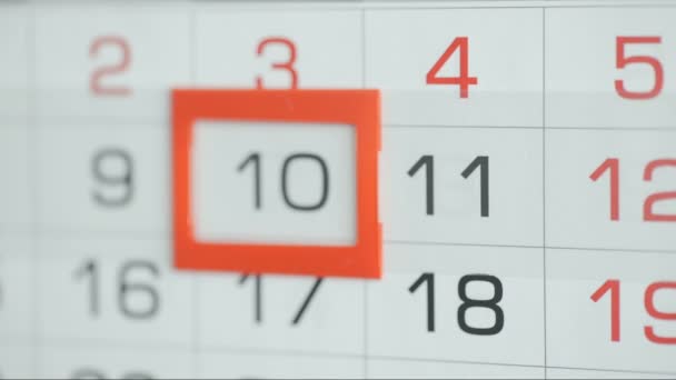 Kobiety w biurze zmieniają datę w kalendarzu ściennym. Zmiany 10-11 - Materiał filmowy, wideo
